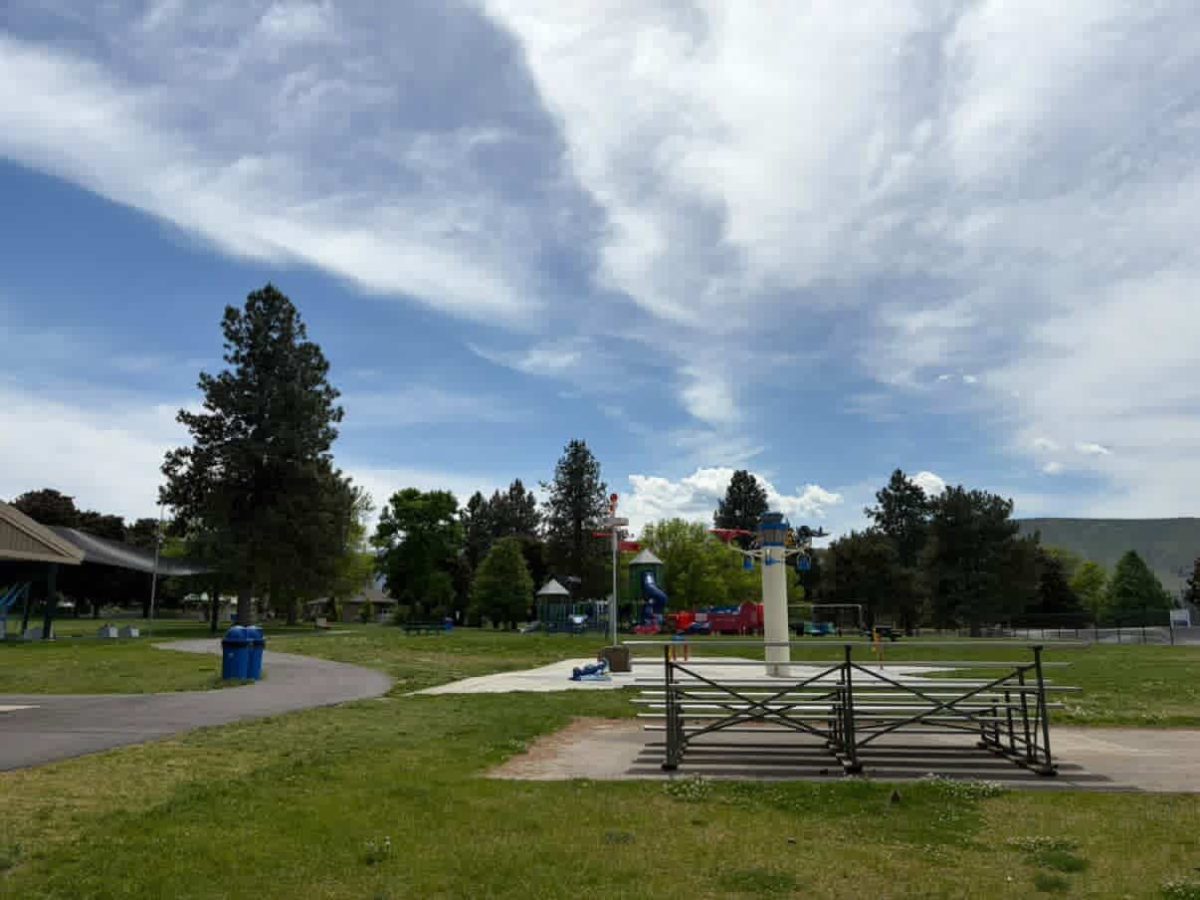 “Litter in Local Parks Near Eastmont High School Raises Concerns, But Community Effort Offers Hope”